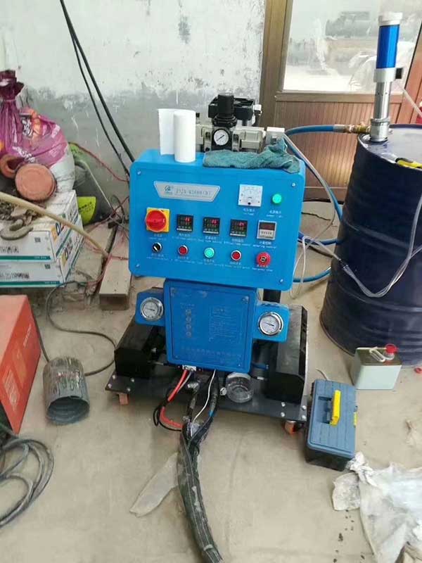 Q2600（D）聚氨酯噴涂機應用于卷簾門和熱水管保溫發泡