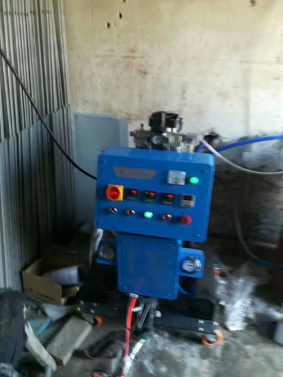 養殖場保溫用的聚氨酯施工大概多少錢一平方?(圖3) 養殖場聚氨酯施工噴涂機