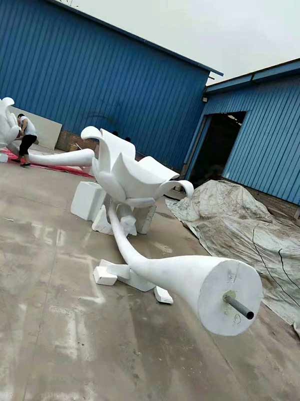 影視道具噴涂聚脲(圖1) 泡沫影視道具噴涂聚脲表面硬化