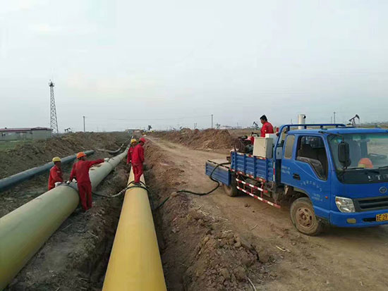 聚氨酯補口注料機(圖1) 聚氨酯補口機Q2600系列施工現場