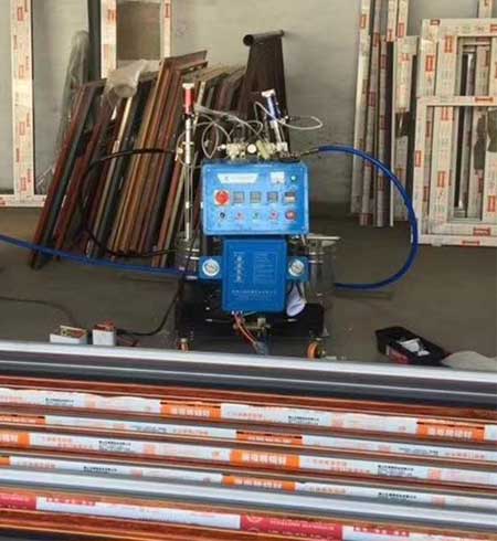 鋁型材發(fā)泡機(jī)(圖1) Q2600D氣動(dòng)鋁型材發(fā)泡機(jī)