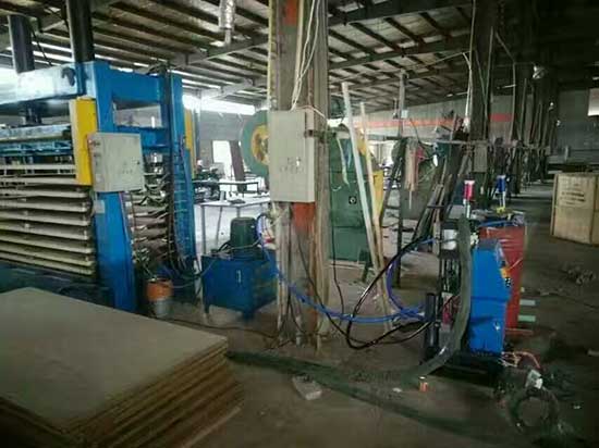 防盜門填充聚氨酯發泡(圖1) Q2600D發泡機用于防盜門填充聚氨酯發泡案例