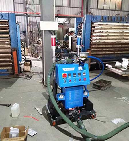 聚氨酯門板噴塑(圖1) Q2600D聚氨酯門板噴塑設備